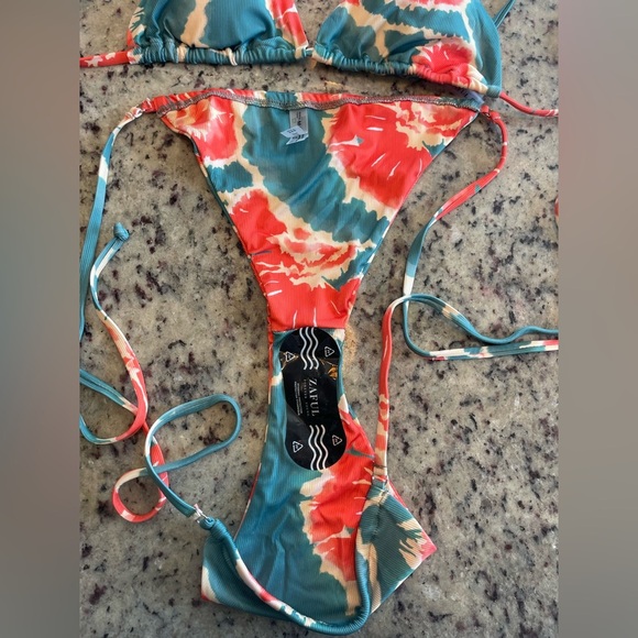 Women’s NWT tie-dye bikini size 6 - Picture 3 of 4